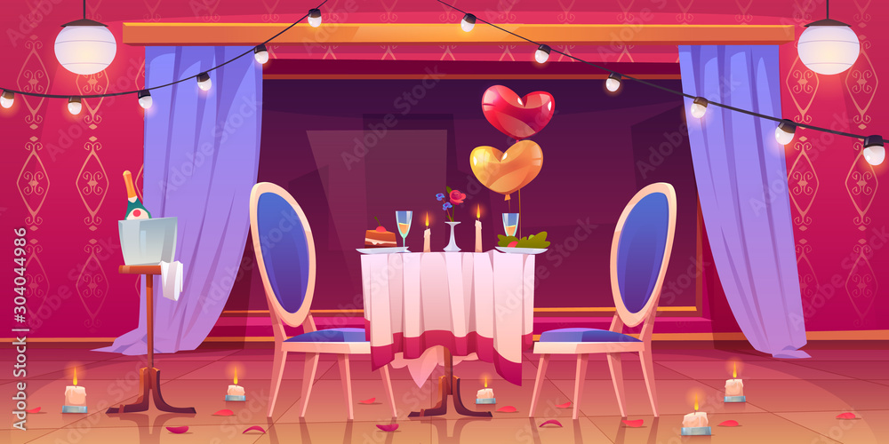餐厅餐桌上摆放着浪漫约会的桌布、玻璃杯里的香槟、燃烧的蜡烛