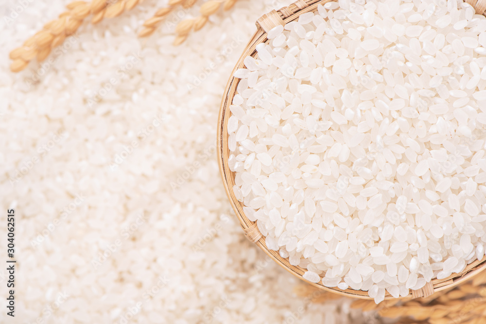 生的白色抛光磨碎的可食用水稻作物，白色背景，棕色碗，有机农业de