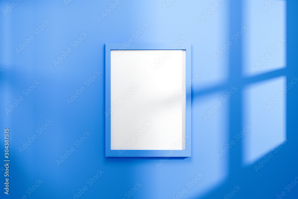 明亮的蓝色墙壁背景上的空框架，窗户的自然光。展示展示的展示