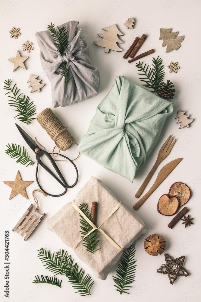 织物包裹的礼物和木制圣诞装饰品