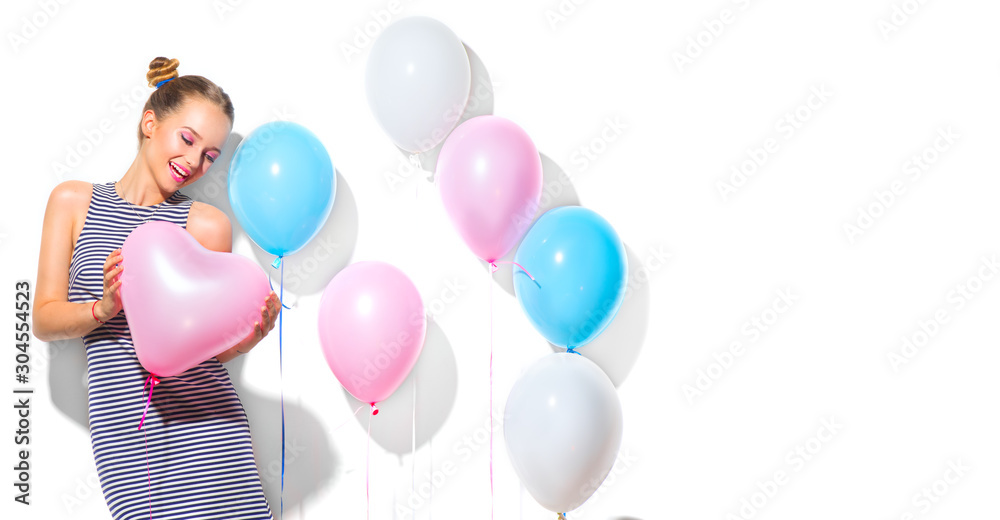 美丽的女孩，带着五颜六色的气球，在白色的背景下大笑。美丽快乐的年轻女人o