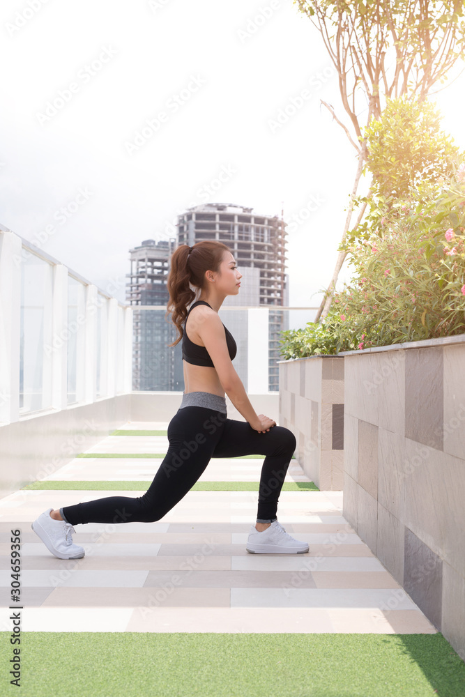 年轻的运动女性在慢跑前锻炼——户外