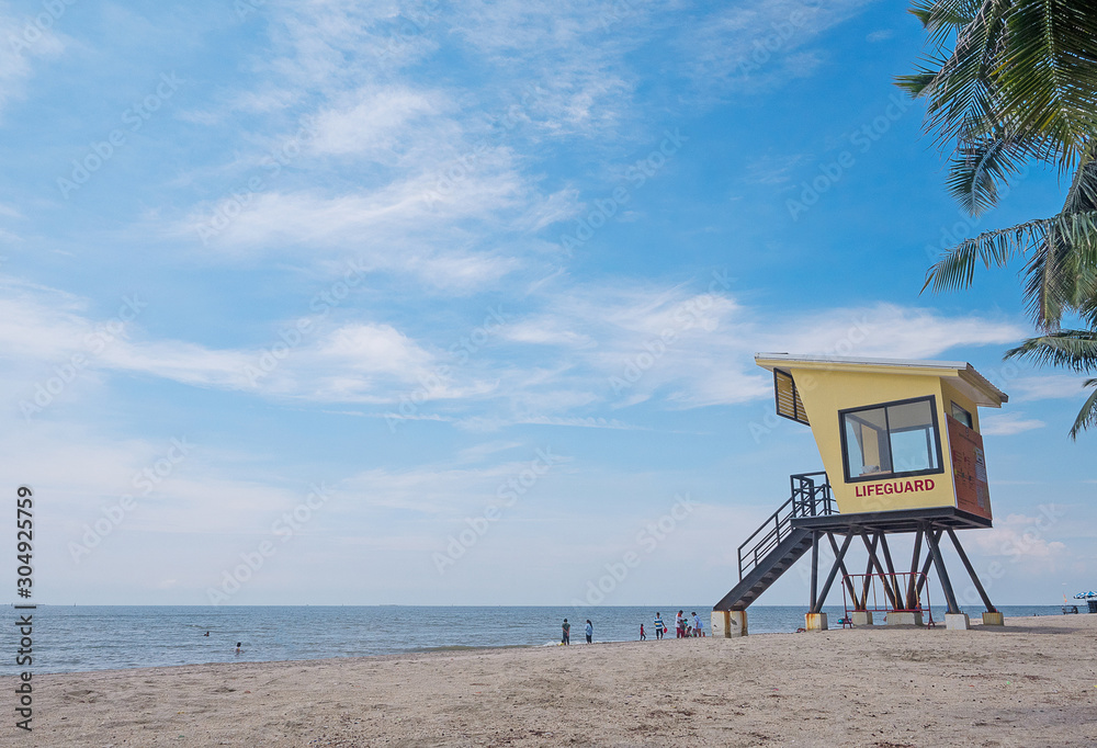 海滩上的黄色警卫室有蓝天和大海的背景。警卫室小尺寸顶部建筑
1398054058,2岁的小女孩在街上的操场上玩耍。快乐的童年概念