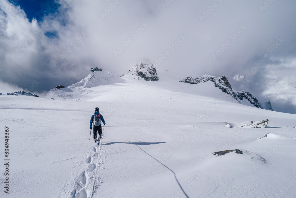 登山者使用绳索和冰斧在冰川上行走。高山景观中的阿尔卑斯主义者，wa