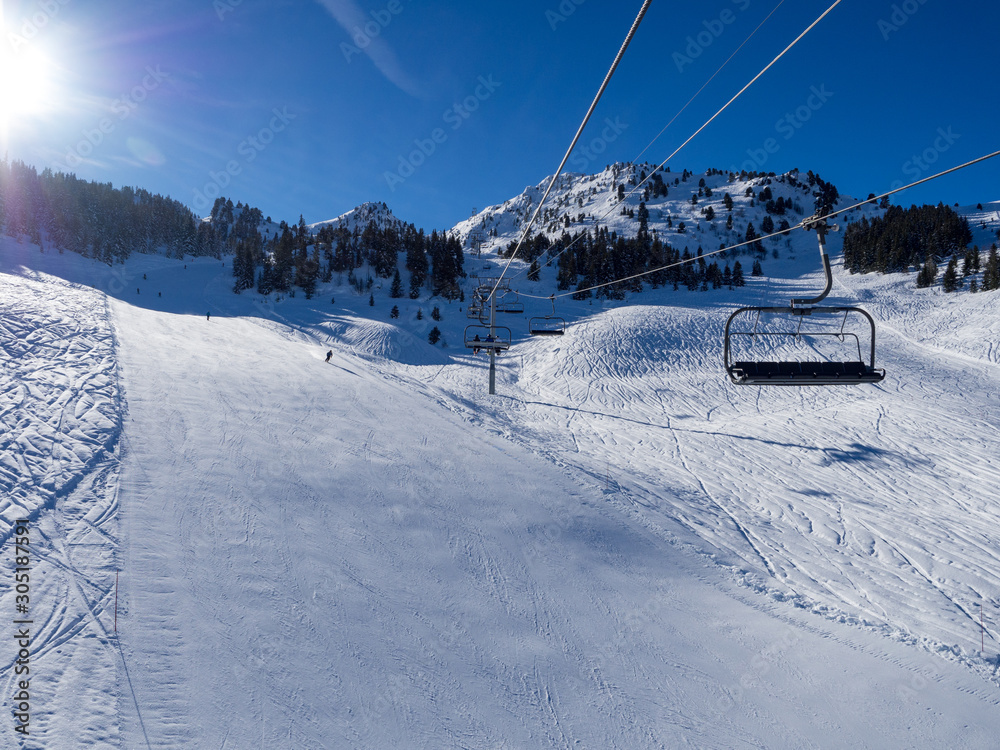 法国，2018年2月：冬季有雪的山脉。梅里贝尔滑雪场，梅里贝尔村中心（14）