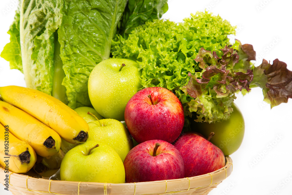 篮子里的生物有机沙拉蔬菜、苹果、香蕉。有益健康。白勺饮食
