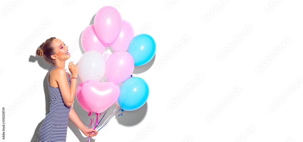 美丽的情人节女孩，带着五颜六色的气球在白色背景下大笑。美丽的Hap