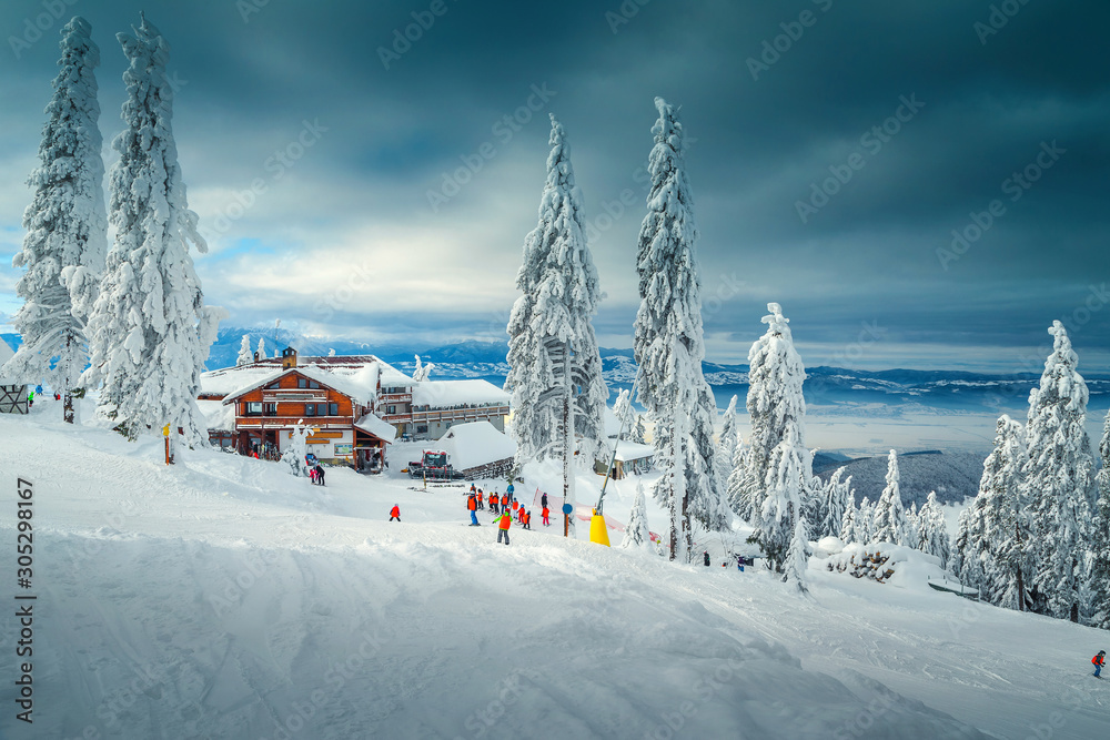 罗马尼亚波亚纳·布拉索夫滑雪场，斜坡上有滑雪者