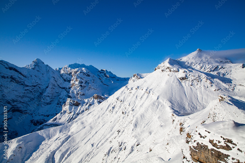 瑞士阿尔卑斯山少女峰地区Schilthorn的令人惊叹的白雪皑皑的山峰