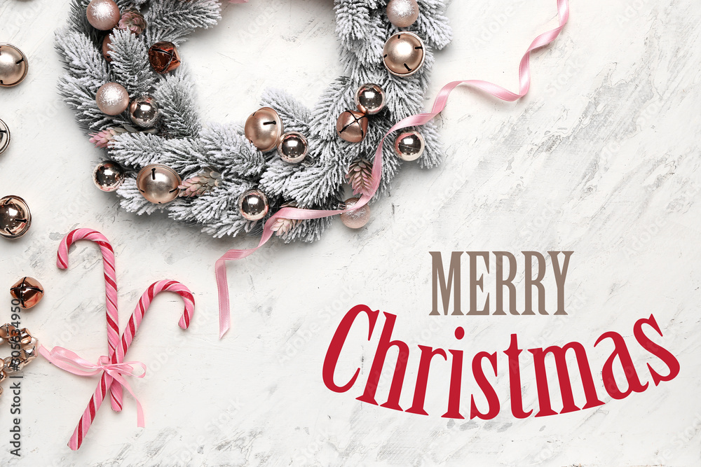 美丽的花环、装饰和文字在浅色背景上的圣诞