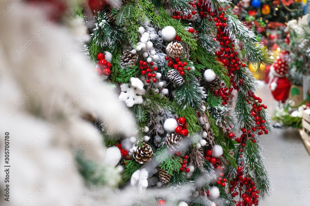 装饰圣诞树、花环、金色拼接装饰人造金球和大礼物