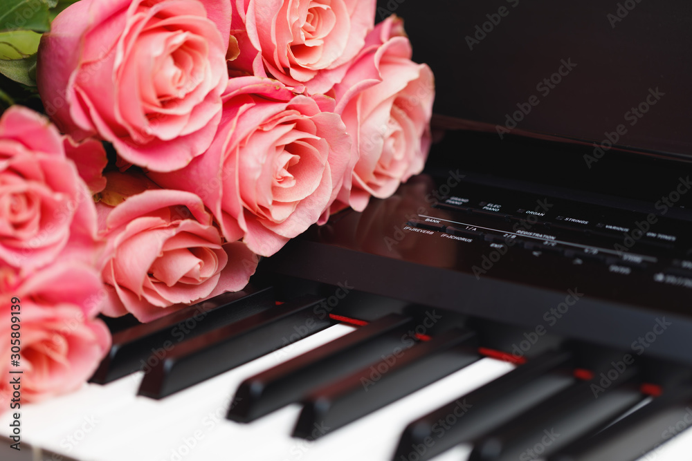 数字钢琴键上的粉色玫瑰花束