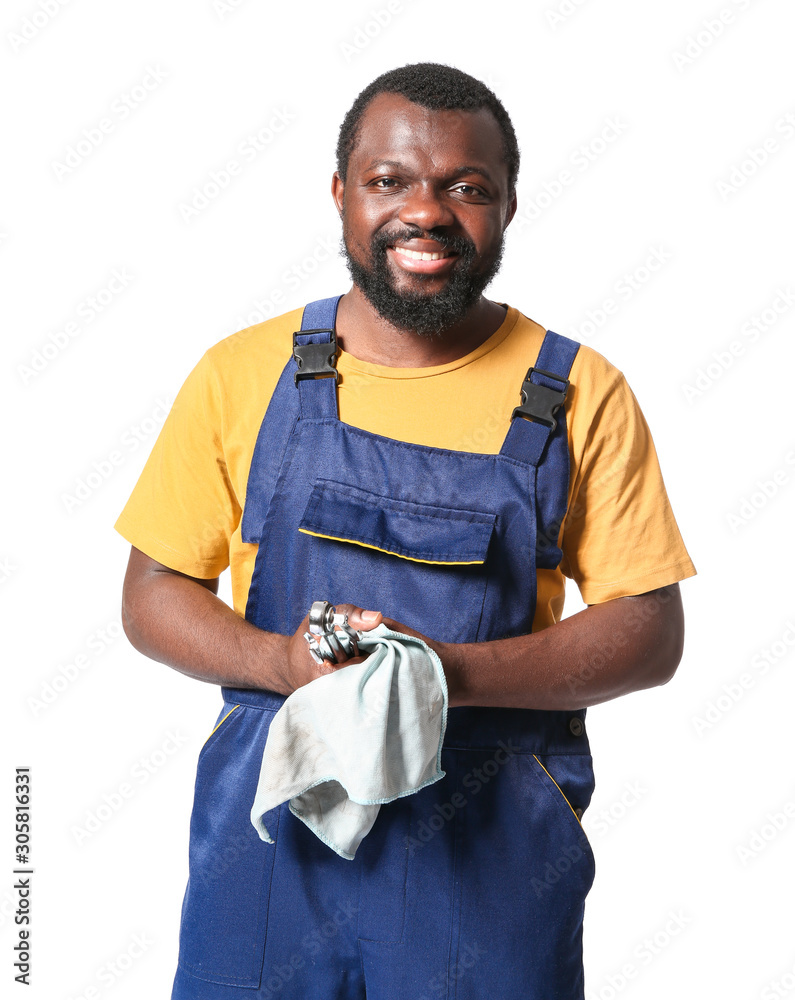 白人背景下的非裔美国汽车修理工