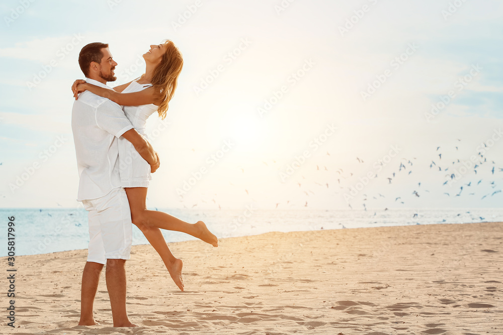 幸福的情侣在海上度假胜地休息