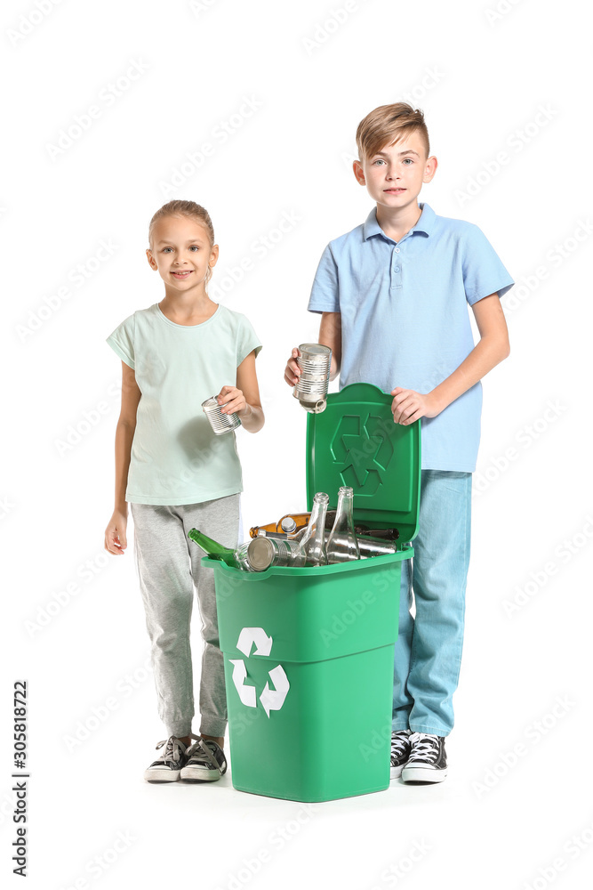 白色背景下的小孩和垃圾容器。回收的概念