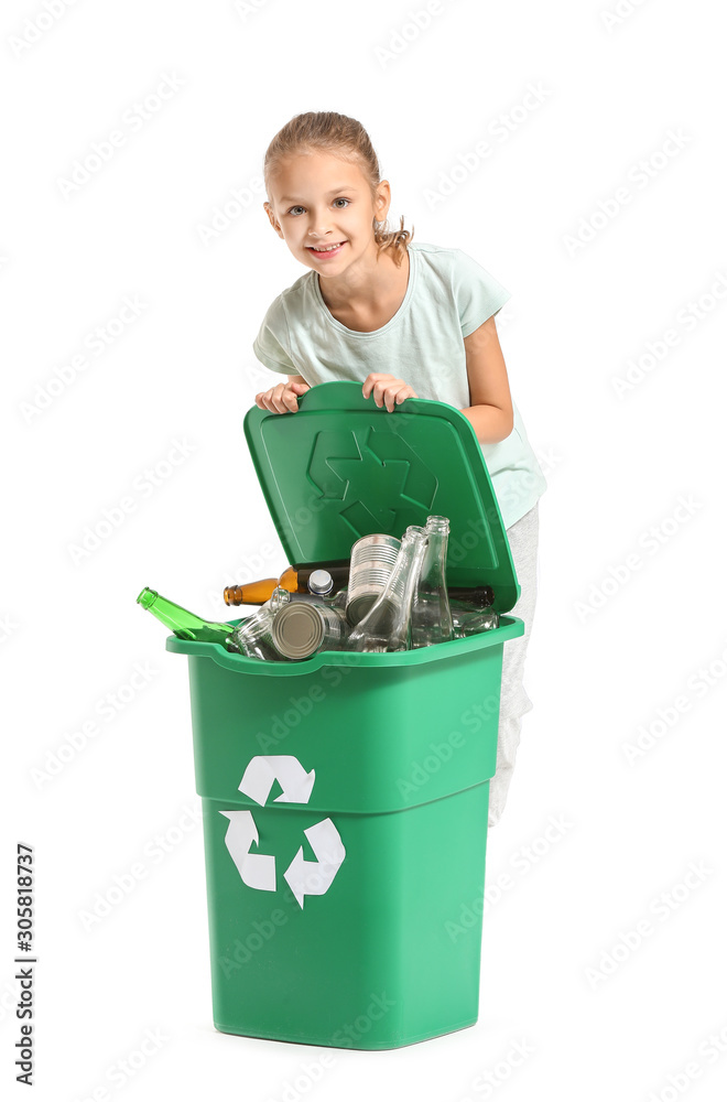 小女孩和白色背景的垃圾容器。回收的概念