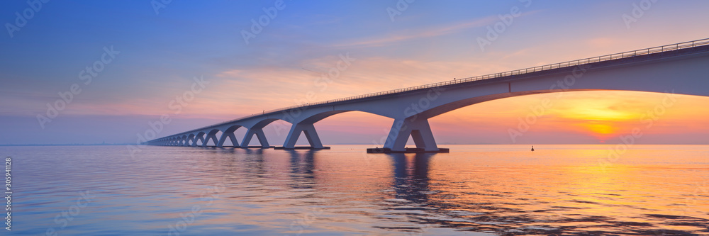 日出时的荷兰泽兰泽兰大桥