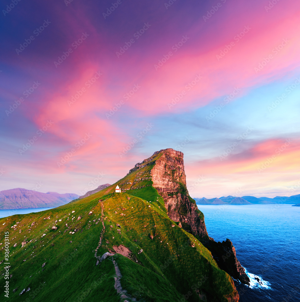 法罗群岛卡尔索伊岛青山上的卡尔卢尔灯塔令人难以置信的日落景观，D