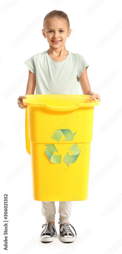 白色背景下的小女孩和垃圾容器。回收的概念