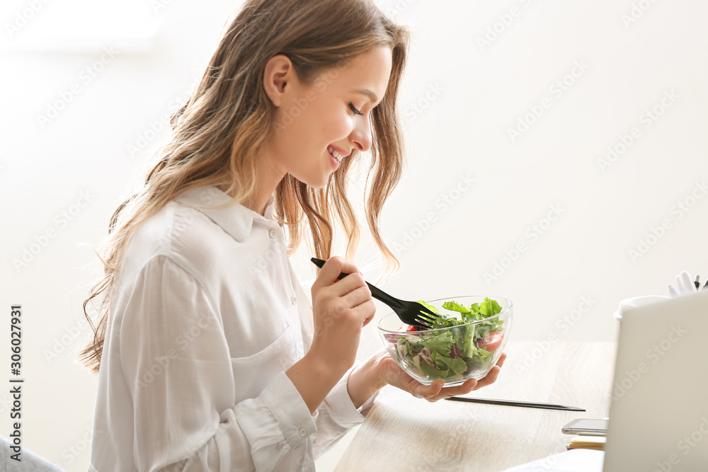 女人在办公室吃健康蔬菜沙拉