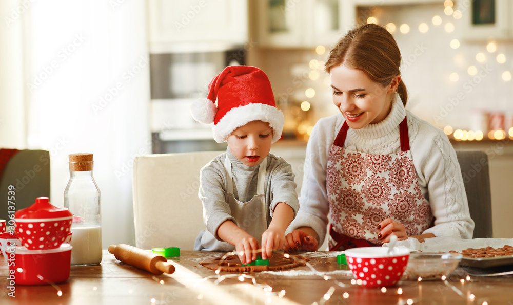 幸福的家庭母亲和孩子烤圣诞饼干。