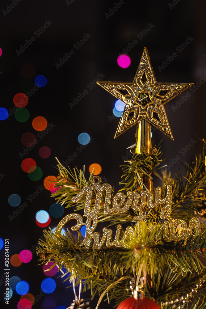 美丽的圣诞装饰概念，挂在圣诞树上的小玩意，有闪闪发光的光点，b