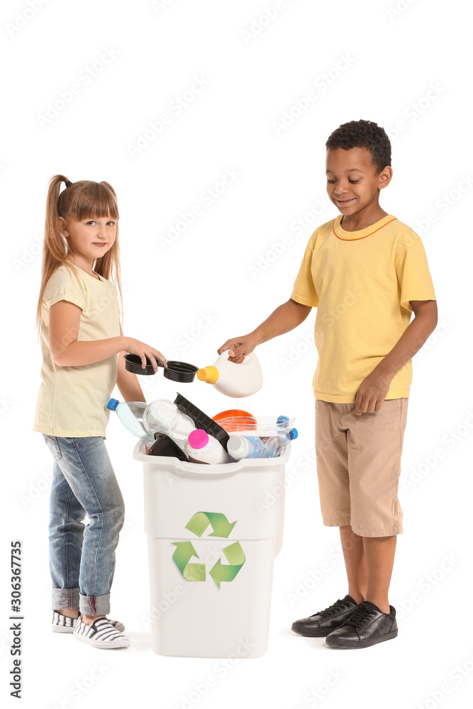 白色背景下的小孩和垃圾容器。回收的概念