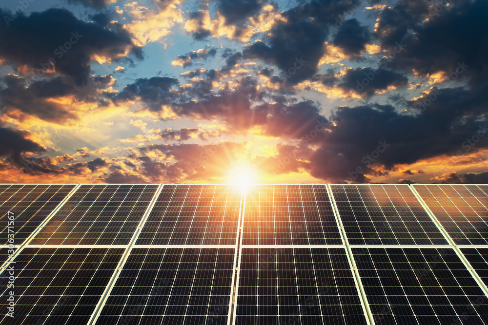 太阳能电池板日落。概念清洁能源，电力替代品，自然界的电力