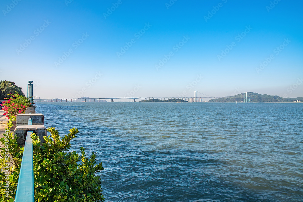 中国广东蓝天下的珠江口海景