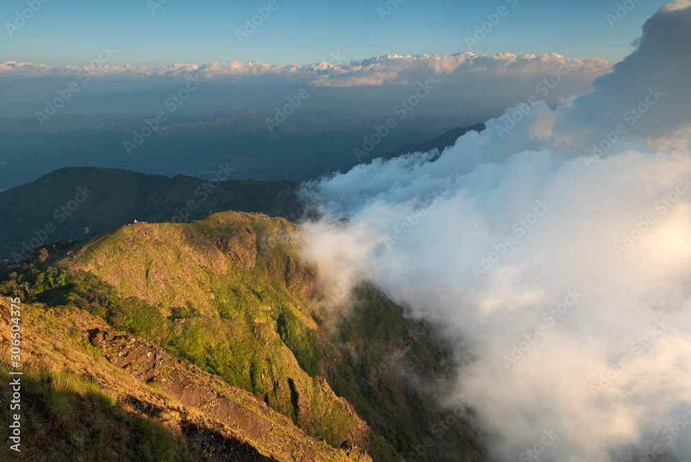 日落时分，缅甸莫伊瓦迪穆拉伊头山山谷中漂浮的云雾