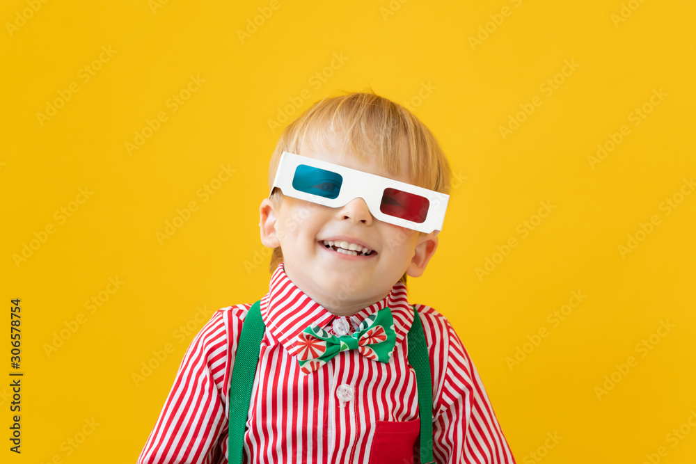 戴3d眼镜的快乐孩子