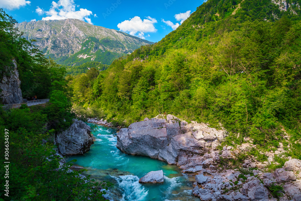 斯洛文尼亚科巴里附近有深峡谷的翡翠色索卡河