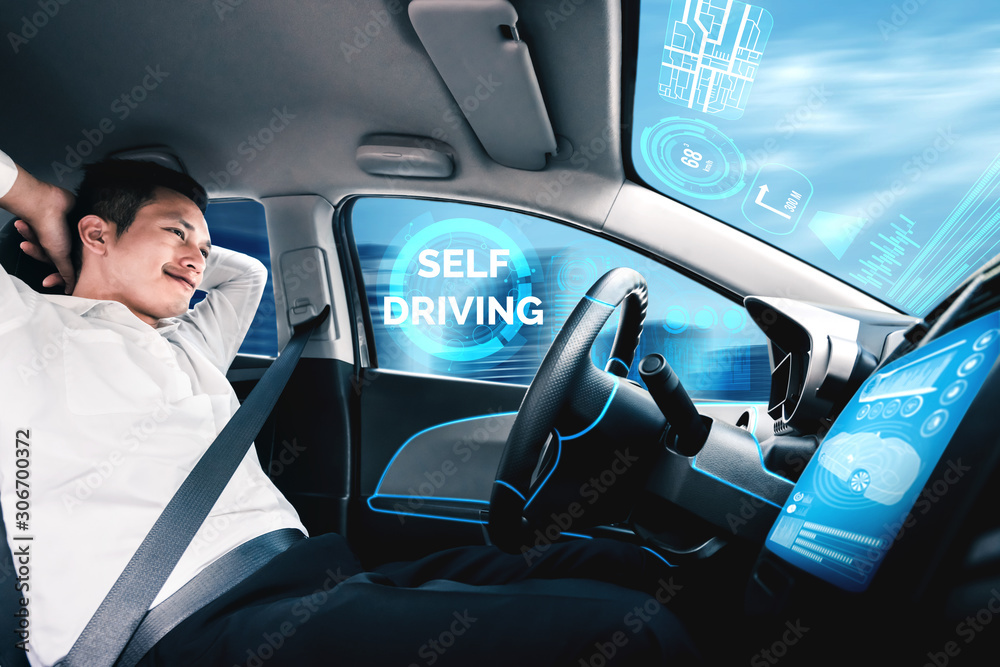 驾驶座上坐着放松的年轻人的自动驾驶汽车在繁忙的高速公路上行驶