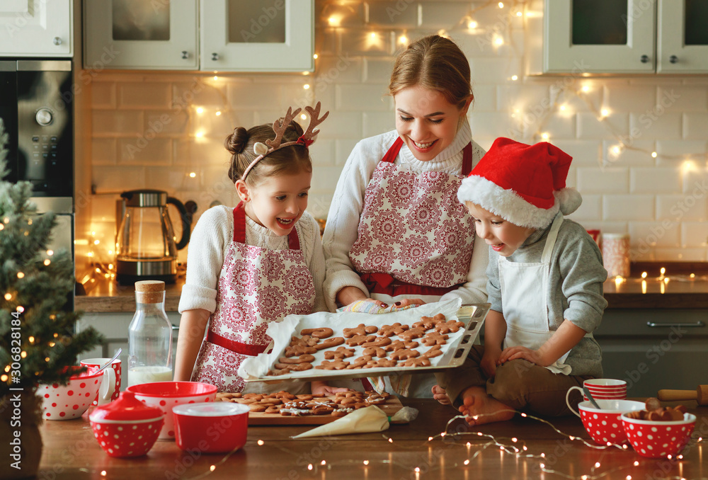 幸福的家庭母亲和孩子们烤圣诞饼干。