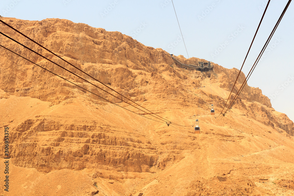 通往以色列犹太沙漠岩石高原马萨达宫殿和堡垒废墟的缆车