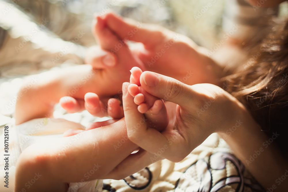 新生儿脚后跟的小手指在爸爸妈妈手中。父母责任