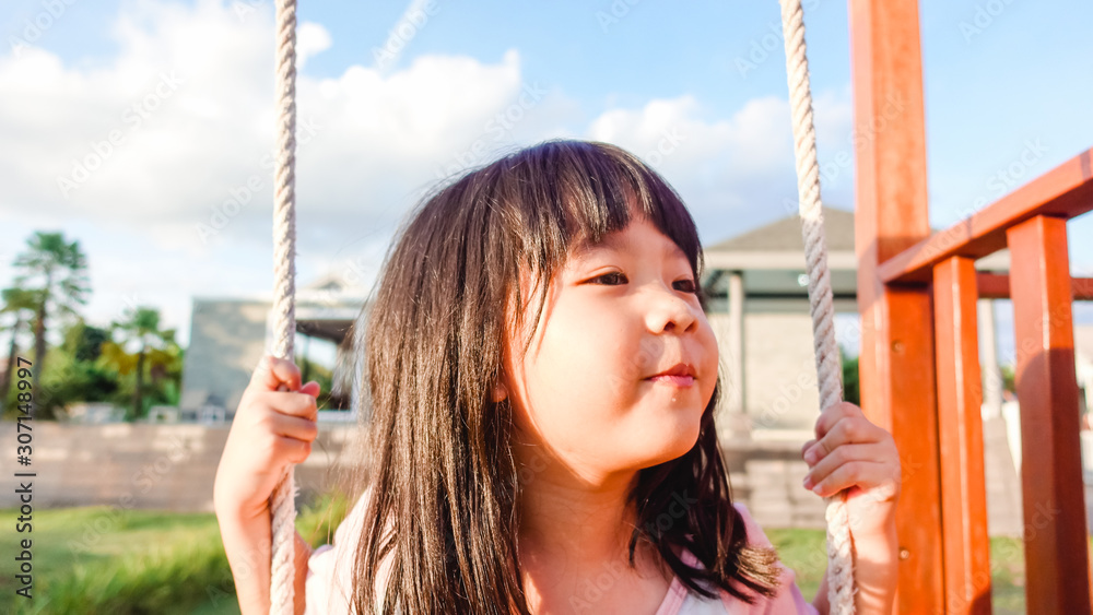 5岁。亚洲小女孩在户外公园的操场上玩耍。快乐的亚洲小女孩玩s