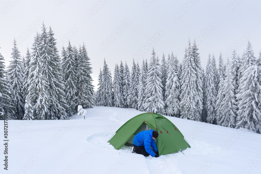 冬山绿色帐篷