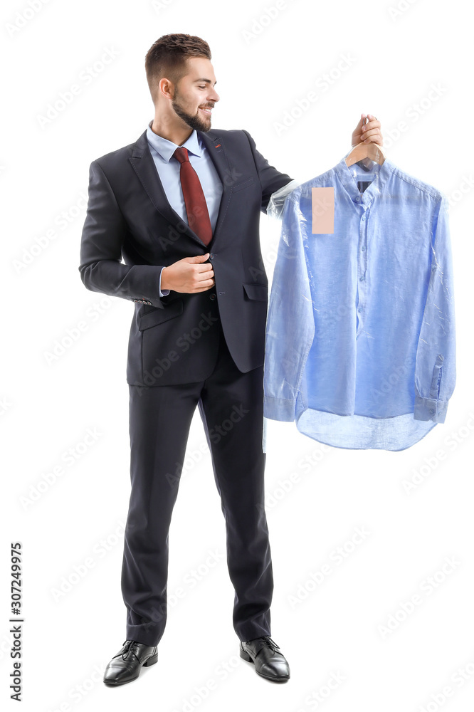 现代干洗店男工人，白底衣服