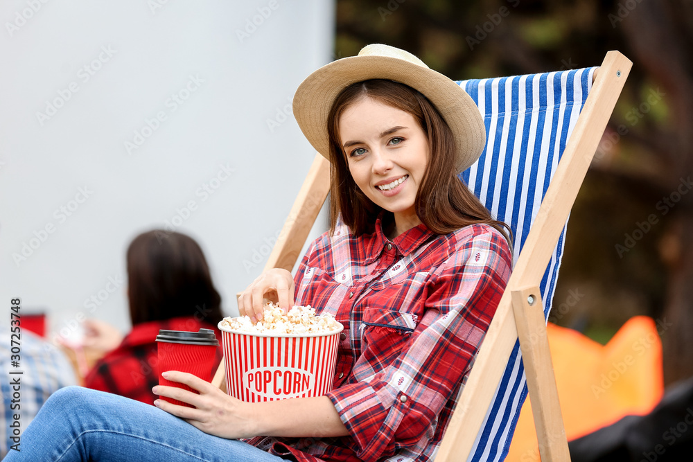 户外电影院里快乐的年轻女人