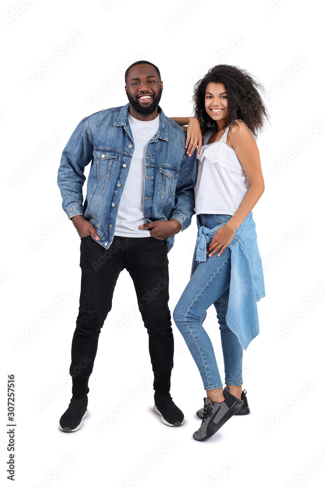 白色背景下时尚年轻非裔美国夫妇的肖像