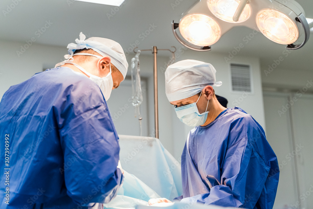 两名身穿无菌医用服的医生在医院进行手术
1607205345,超级亚洲男性手势集在白色背景上隔离的全方位视角。