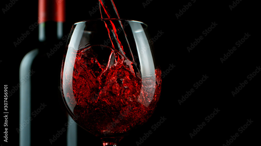 将红酒倒入玻璃杯的细节