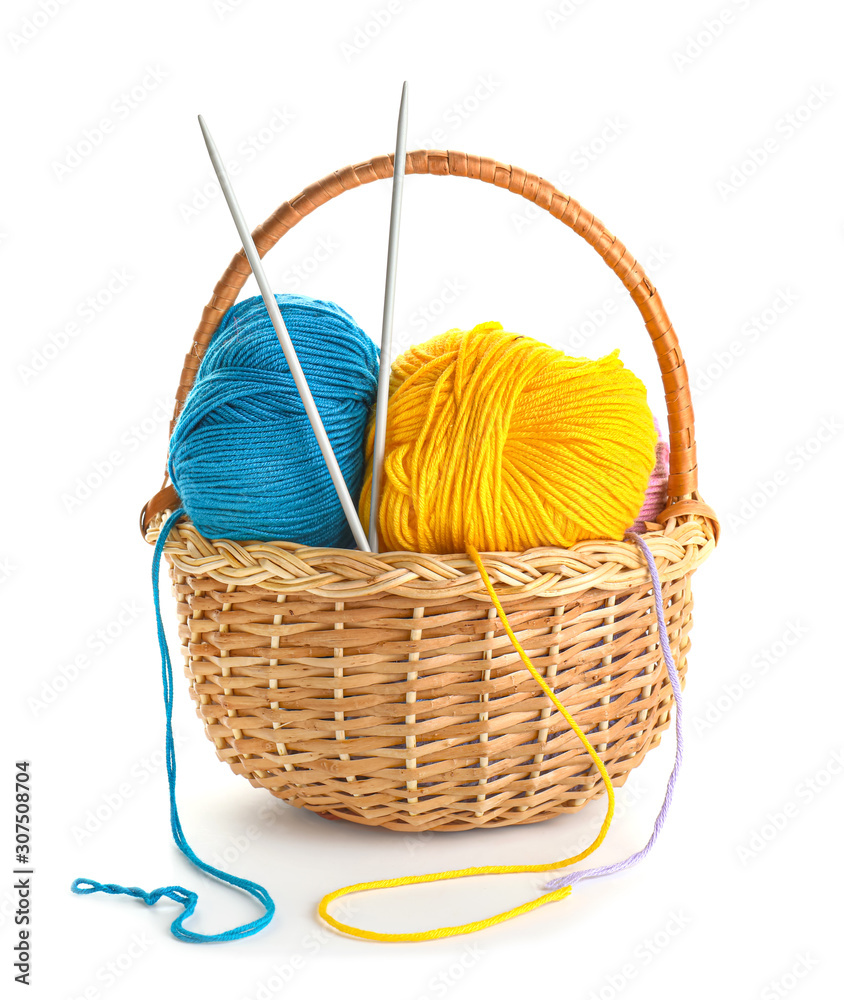 白底编织纱线和针头的篮子