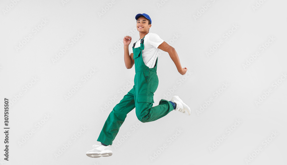 身穿白底制服的跳跃非裔美国少年