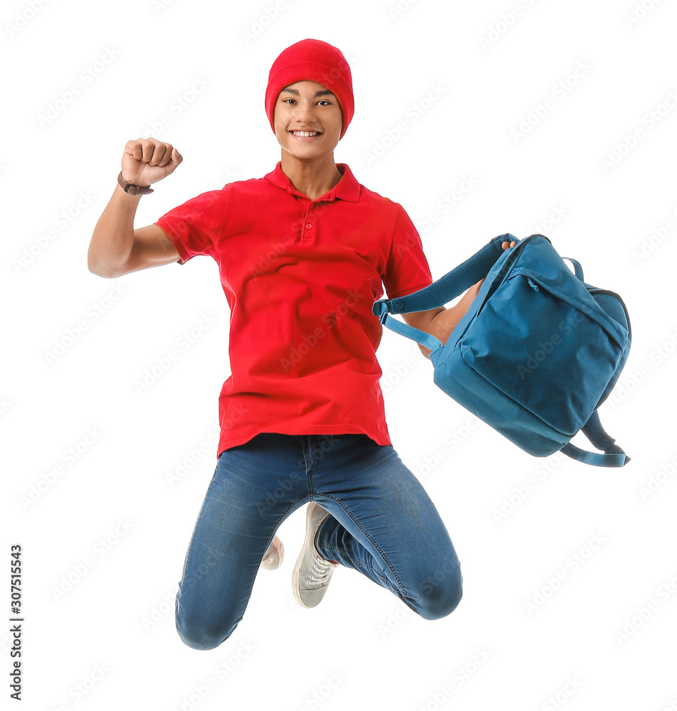 白色背景下背着背包跳跃的非裔美国少年