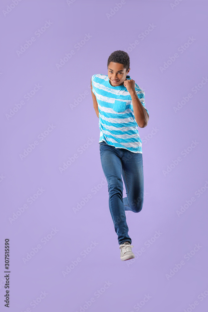 彩色背景下跳跃的非裔美国少年