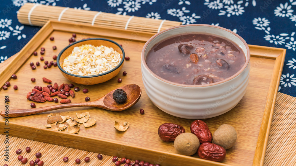 中国传统美食腊八粥和各种健康谷物