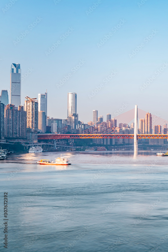 中国重庆高层建筑和桥梁城市阳光明媚的景色特写