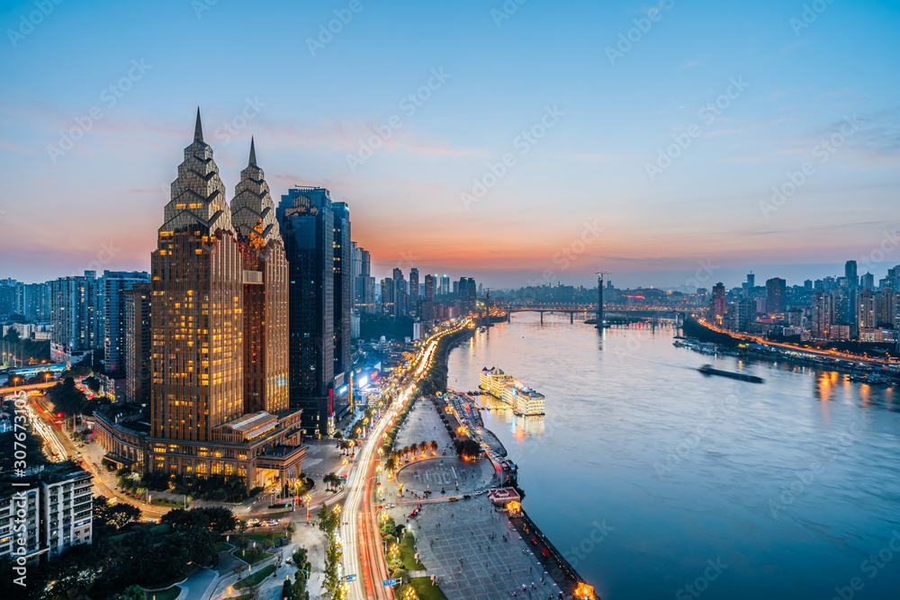 中国重庆长江沿岸金色高层建筑夜景